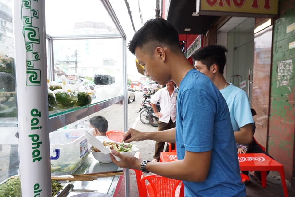 Tiệm bánh mỳ 0 đồng của chàng trai mồ côi ở Đà Nẵng tiem banh my 0 dong cua chang trai mo coi o da nang