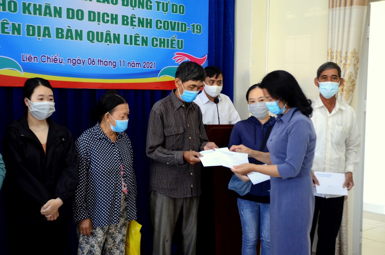 DAFO phối hợp với Dự án Đà Nẵng (Hoa Kỳ) trao 100 triệu đồng cho người dân khó khăn vì Covid-19