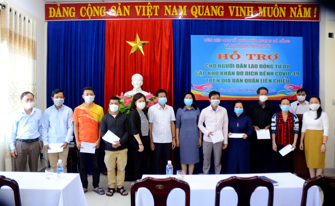 DAFO phối hợp với Dự án Đà Nẵng (Hoa Kỳ) trao 100 triệu đồng cho người dân khó khăn vì Covid-19