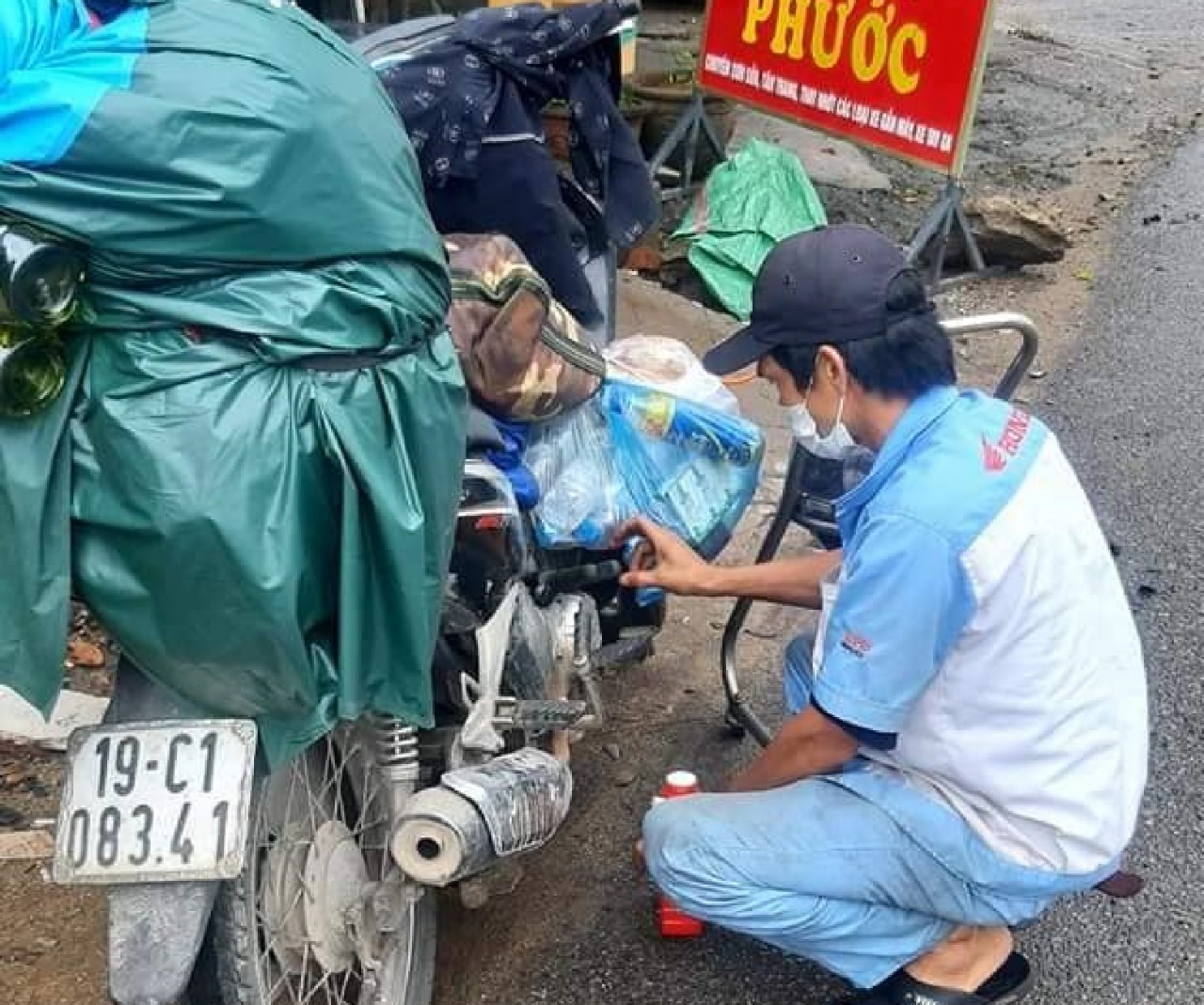 Người thợ chong đèn hằng đêm sửa xe miễn phí cho người nghèo
