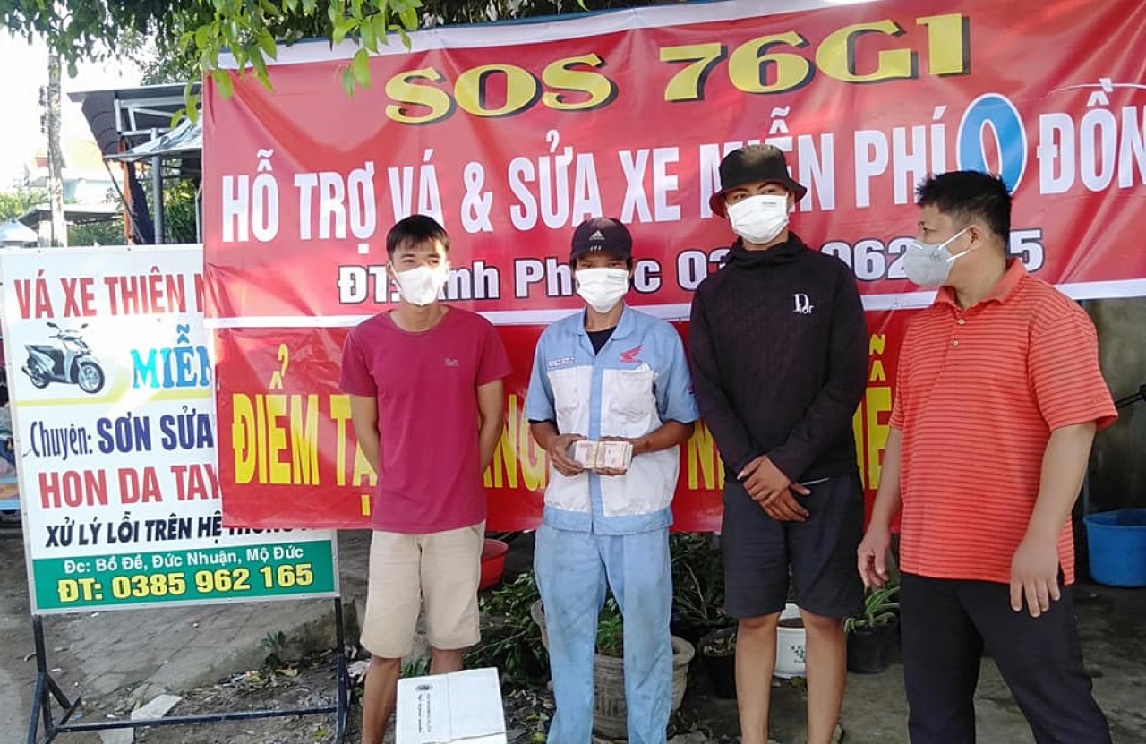 Người thợ chong đèn hằng đêm sửa xe miễn phí cho người nghèo