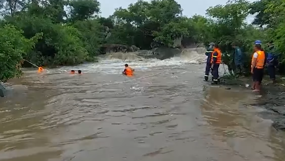 Gia Lai: Giải cứu 3 người dân mắc kẹt giữa dòng nước lớn trên sông Ba trong lúc câu cá Gia Lai: Giải cứu 3 người dân mắc kẹt giữa dòng nước lớn trên sông Ba trong lúc câu cá