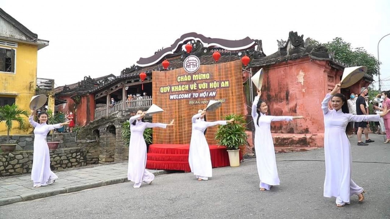 Hội An lần đầu đón du khách quốc tế trở lại sau 2 năm dịch bệnh Hội An lần đầu đón du khách quốc tế trở lại sau 2 năm dịch bệnh