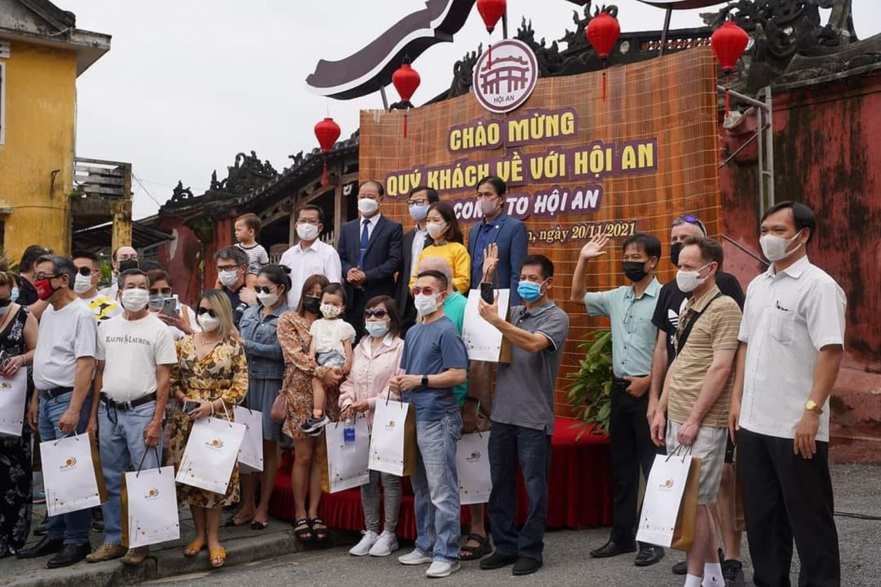 Hội An lần đầu đón du khách quốc tế trở lại sau 2 năm dịch bệnh Hội An lần đầu đón du khách quốc tế trở lại sau 2 năm dịch bệnh