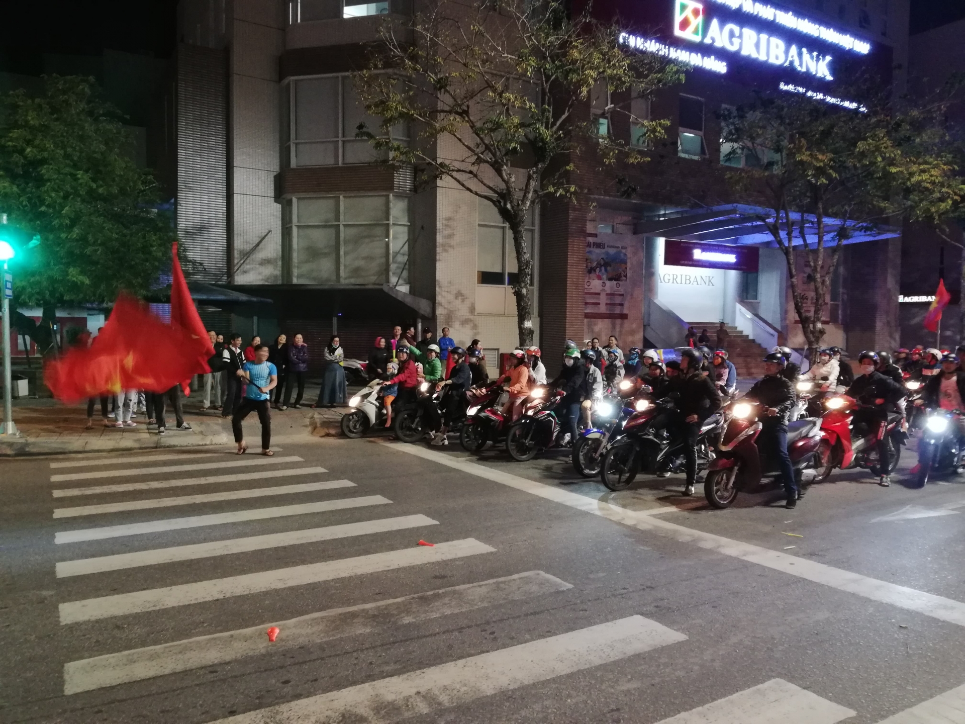 Mừng Việt Nam vô địch SEA games, dân Đà Nẵng "đi bão" văn minh mung viet nam vo dich seagames dan da nang di bao van minh