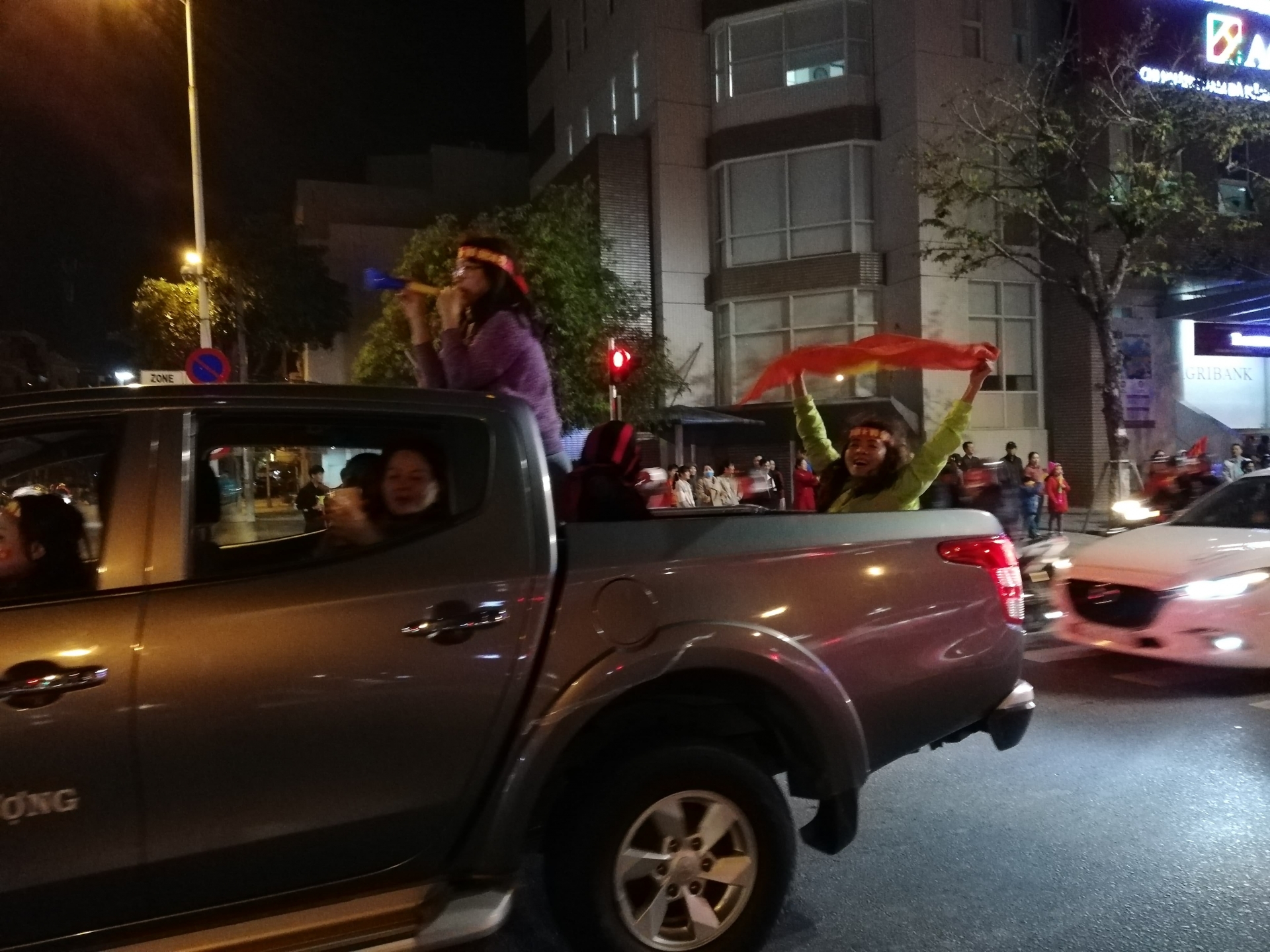 Mừng Việt Nam vô địch SEA games, dân Đà Nẵng "đi bão" văn minh mung viet nam vo dich seagames dan da nang di bao van minh