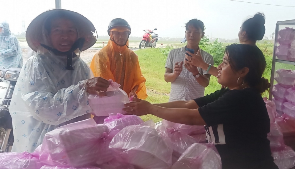 Quán cơm chay 5.000 đồng giúp hàng trăm người nghèo no bụng mỗi ngày ở Đà Nẵng Quán cơm chay 5.000 đồng giúp hàng trăm người nghèo no bụng mỗi ngày ở Đà Nẵng
