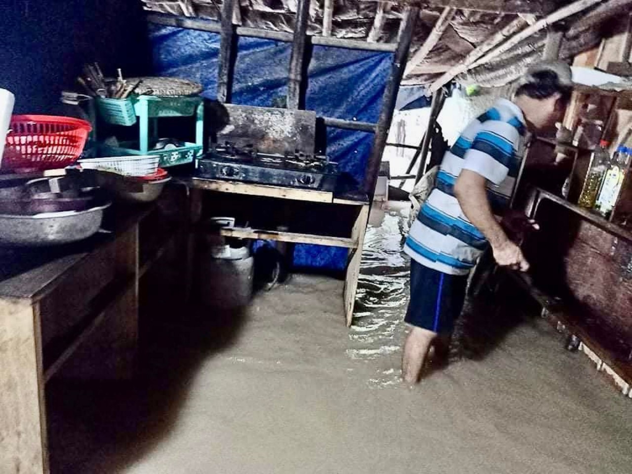 Mưa lớn nhiều ngày tại Phú Yên khiến hàng chục ngàn ngôi nhà bị ngập Mưa lớn nhiều ngày tại Phú Yên khiến hàng chục ngàn ngôi nhà bị ngập