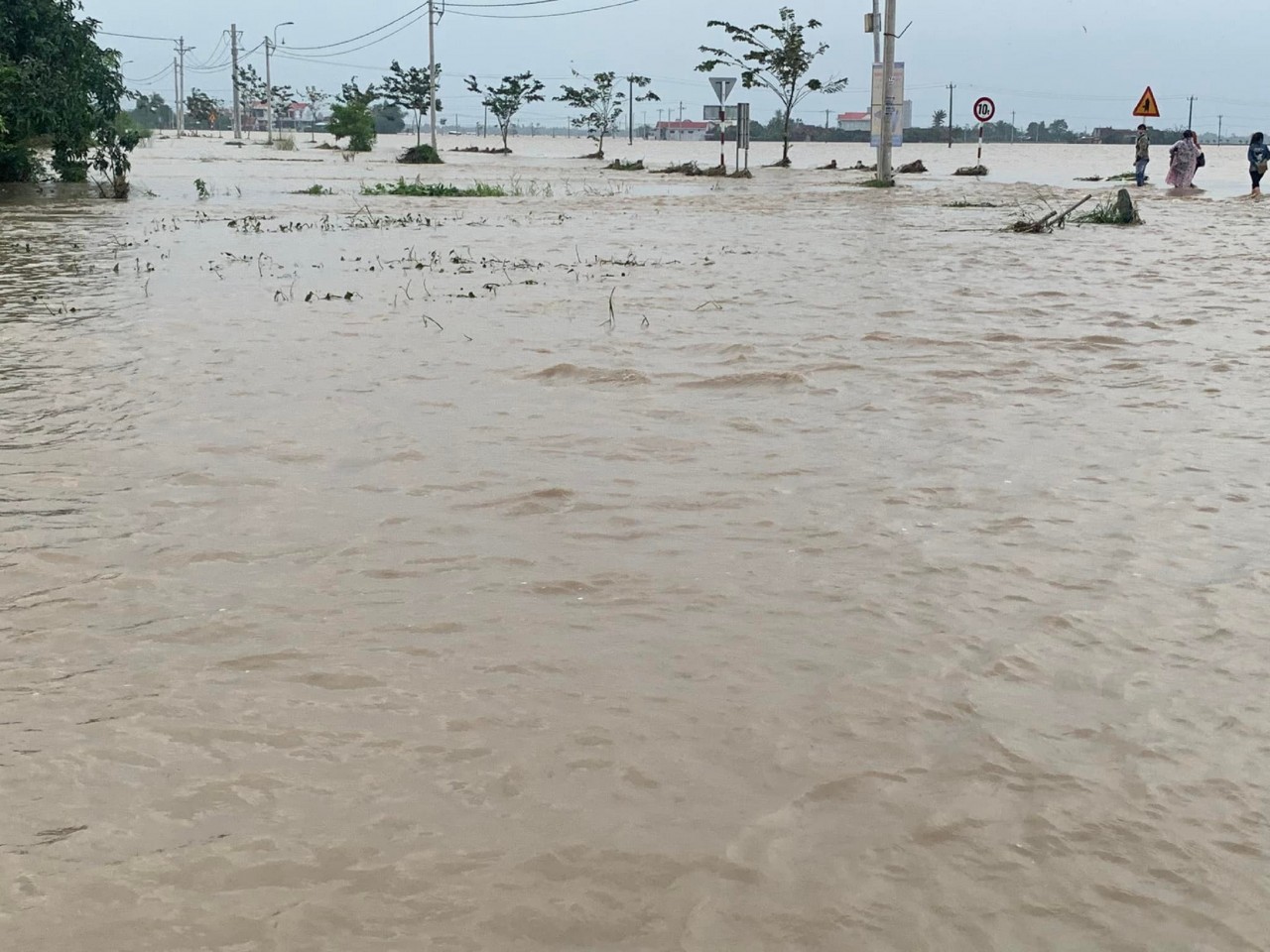 Mưa lớn nhiều ngày tại Phú Yên khiến hàng chục ngàn ngôi nhà bị ngập Mưa lớn nhiều ngày tại Phú Yên khiến hàng chục ngàn ngôi nhà bị ngập