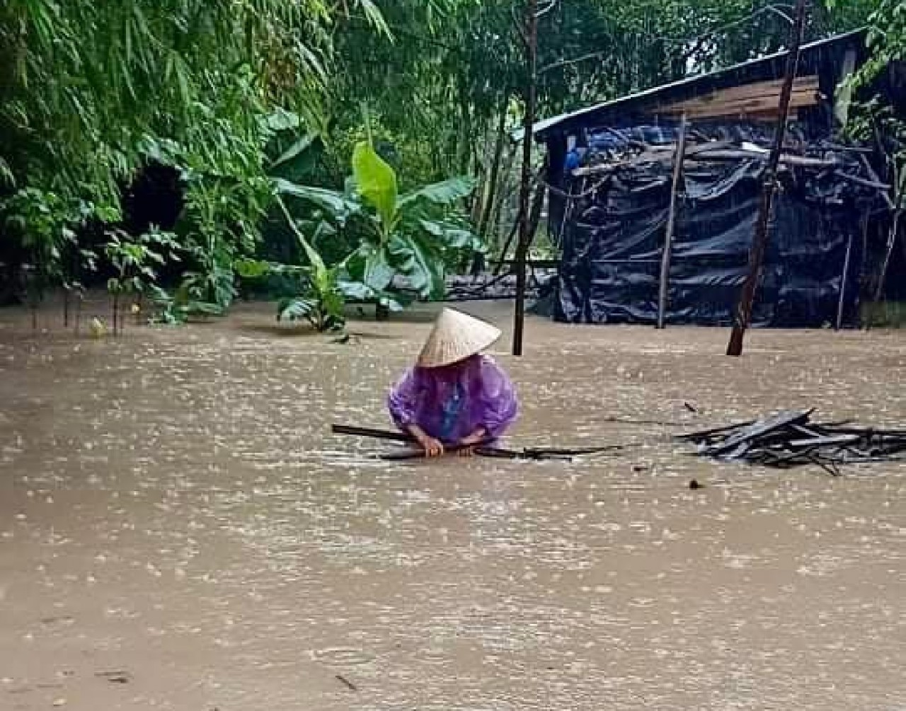 Mưa lớn nhiều ngày tại Phú Yên khiến hàng chục ngàn ngôi nhà bị ngập Mưa lớn nhiều ngày tại Phú Yên khiến hàng chục ngàn ngôi nhà bị ngập