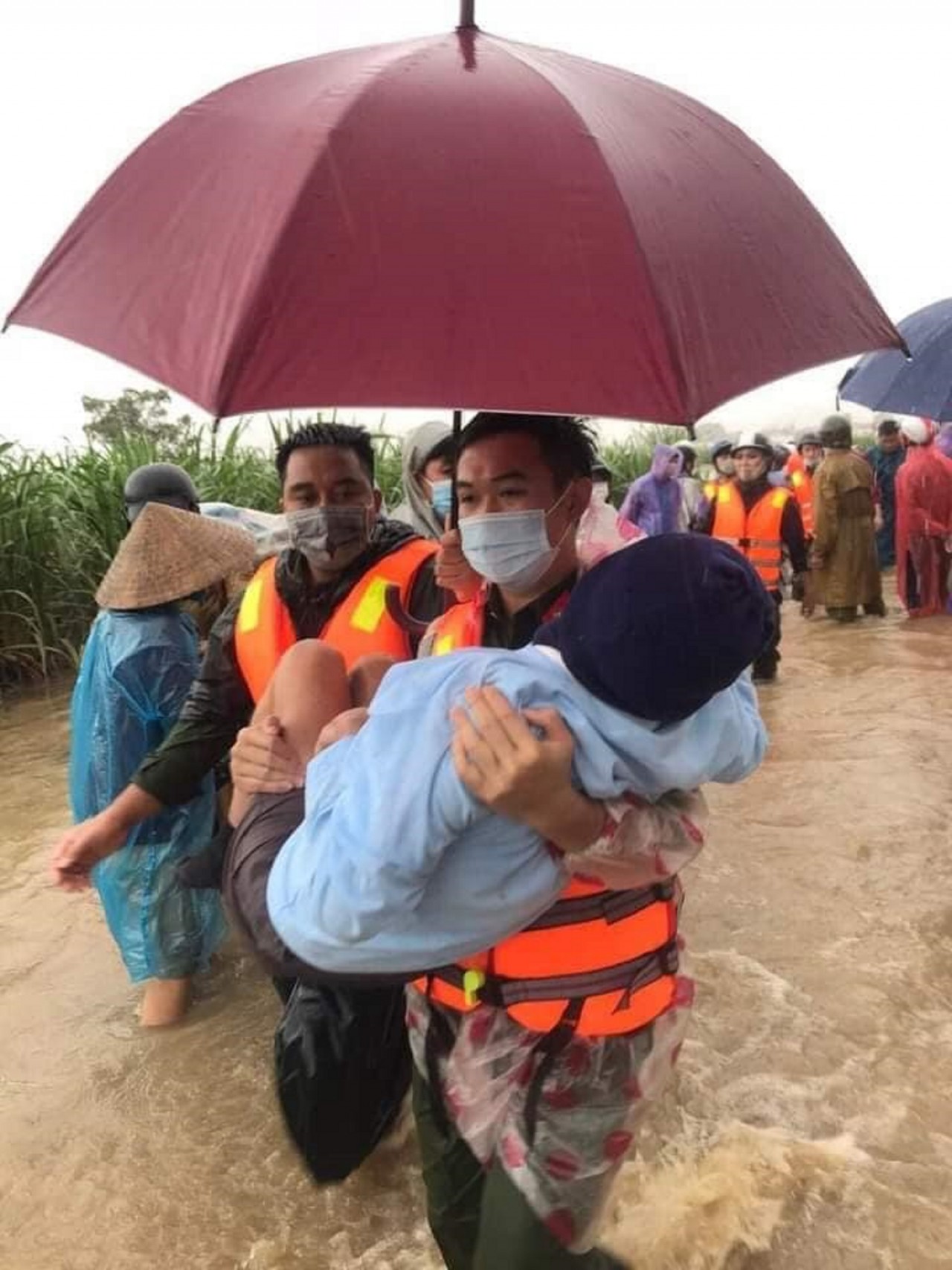 Mưa lớn nhiều ngày tại Phú Yên khiến hàng chục ngàn ngôi nhà bị ngập Mưa lớn nhiều ngày tại Phú Yên khiến hàng chục ngàn ngôi nhà bị ngập