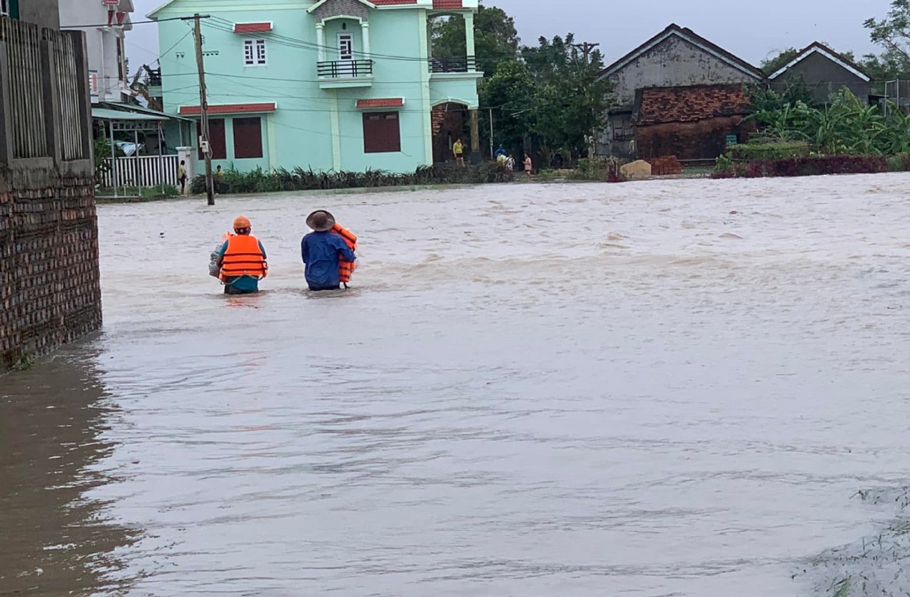 Mưa lớn nhiều ngày tại Phú Yên khiến hàng chục ngàn ngôi nhà bị ngập Mưa lớn nhiều ngày tại Phú Yên khiến hàng chục ngàn ngôi nhà bị ngập