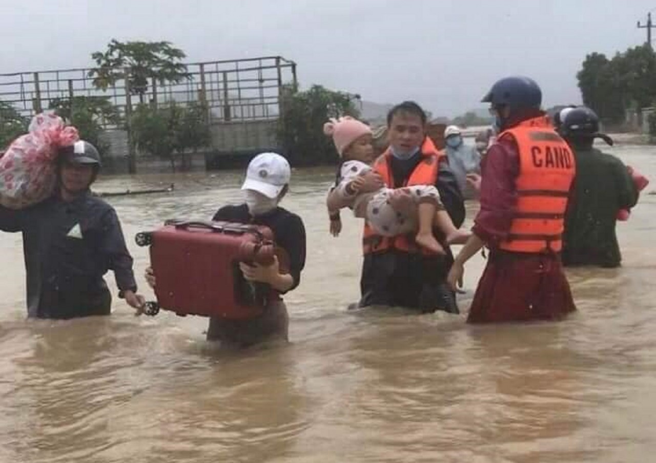 Mưa lớn nhiều ngày tại Phú Yên khiến hàng chục ngàn ngôi nhà bị ngập Mưa lớn nhiều ngày tại Phú Yên khiến hàng chục ngàn ngôi nhà bị ngập