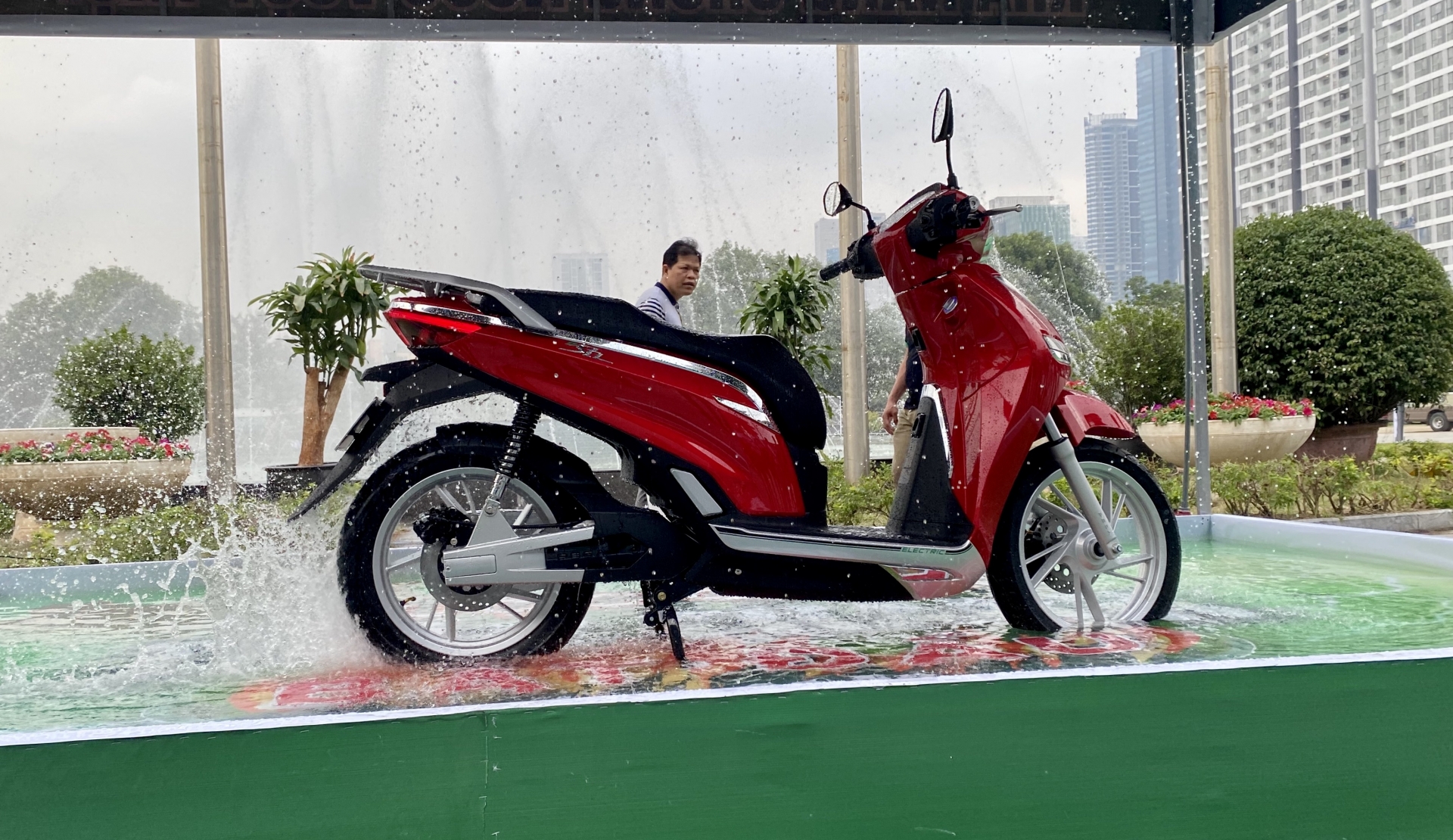 Bất ngờ xuất hiện phiên bản chạy điện của SH, giá chưa tới 30 triệu đồng bat ngo xuat hien phien ban chay dien cua sh gia chua toi 30 trieu dong