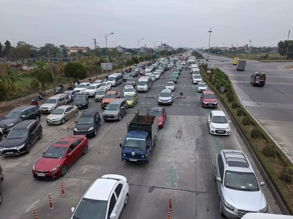 Cửa ngõ Hà Nội ken đặc người xe dịp đầu năm Cửa ngõ Hà Nội ken đặc người xe dịp đầu năm