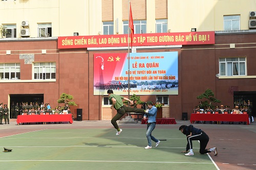 Sẵn sàng bảo vệ tuyệt đối an toàn Đại hội XIII của Đảng Màn diễu hành của các chiến sĩ công an tại Lễ ra quân. Ảnh: Nguyễn Hằng