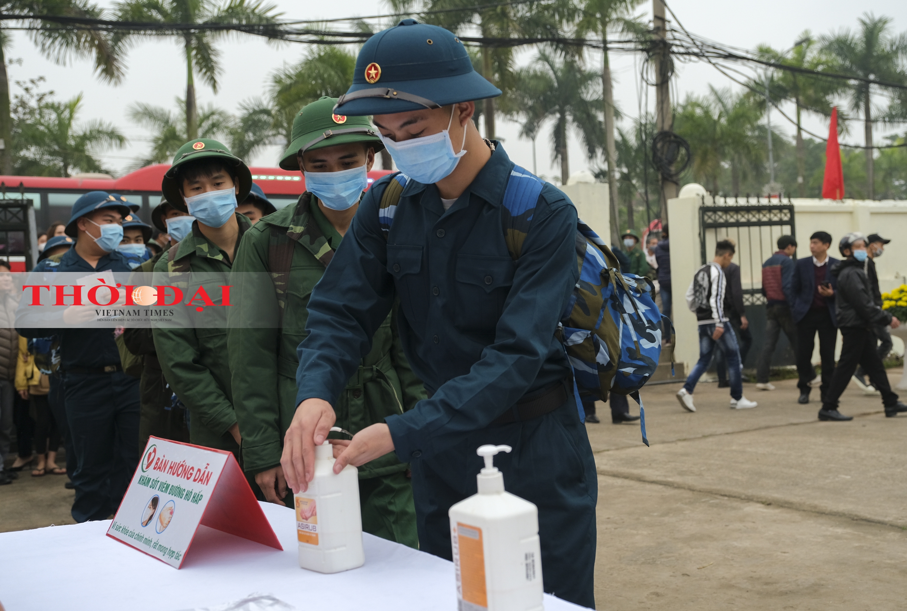 Đông Anh: Hơn 200 tân binh lên đường thực hiện nghĩa vụ quân sự dong anh hon 200 tan binh len duong thuc hien nghia vu quan su