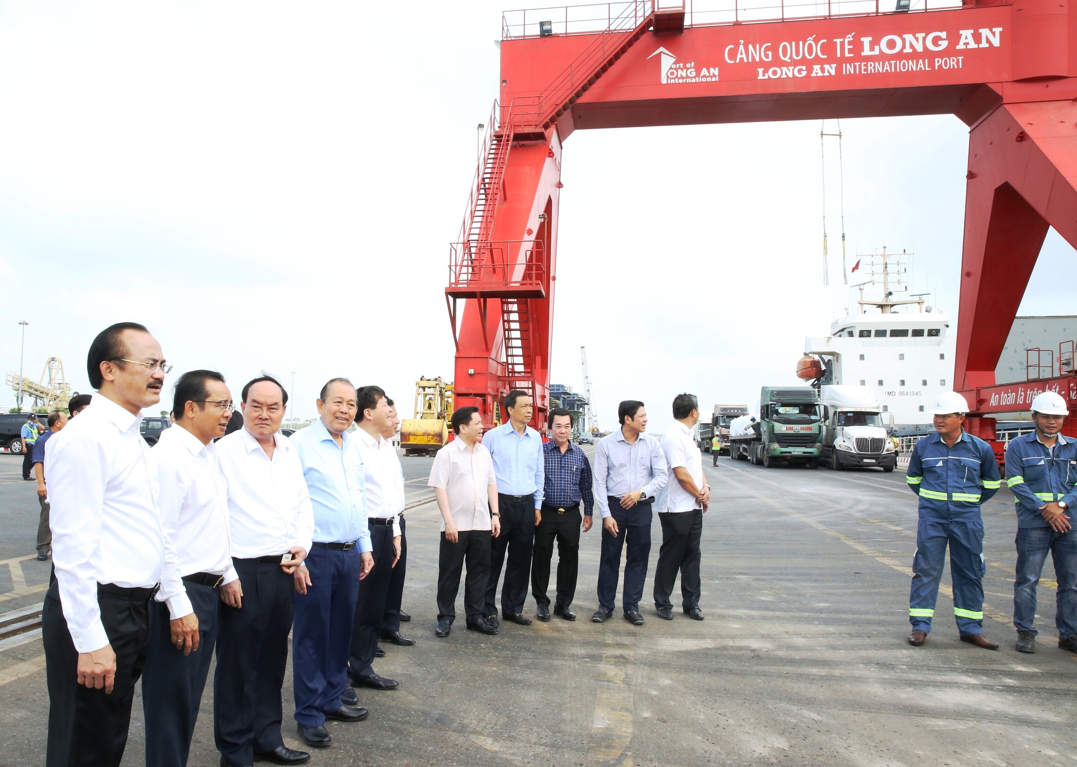 Phó Thủ tướng Thường trực thăm cảng cửa ngõ quốc tế lớn nhất Tây Nam Bộ