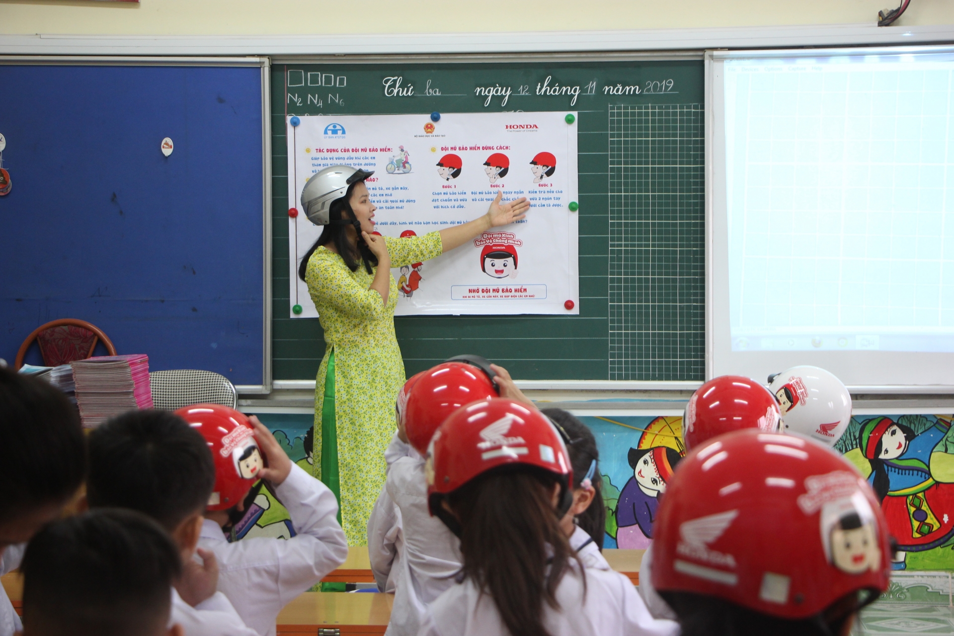 Tổng kết chương trình trao tặng mũ bảo hiểm “Giữ trọn Ước mơ” năm học 2019–2020 tong ket chuong trinh trao tang mu bao hiem giu tron uoc mo nam hoc 2019 2020