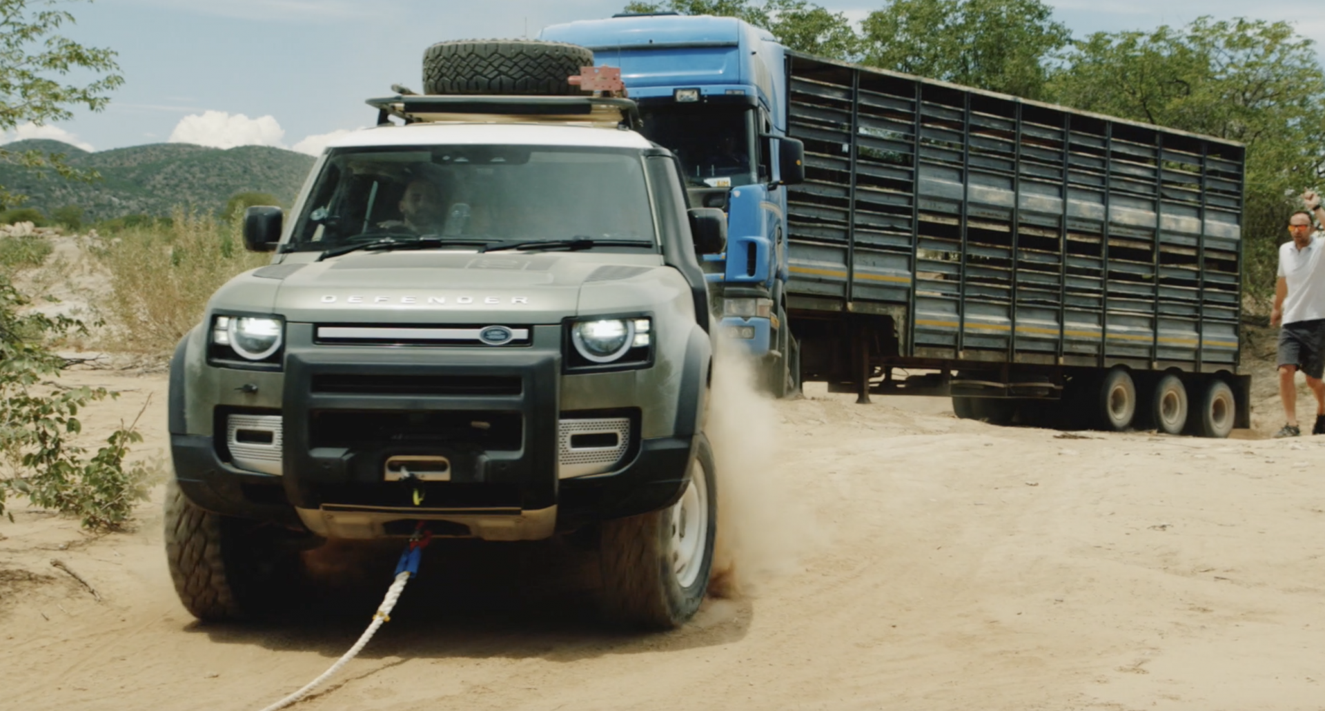 bo doi mau xe land rover defender moi giai cuu xe tai nang 20 tan den noi an toan