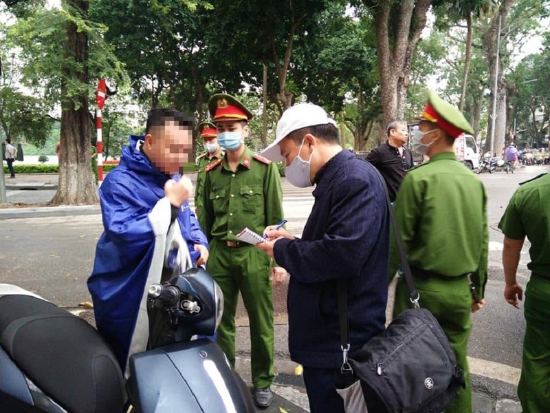 Hà Nội xử phạt thêm hàng chục trường hợp không đeo khẩu trang ha noi tiep xu phat them hang chuc truong hop khong deo khau trang