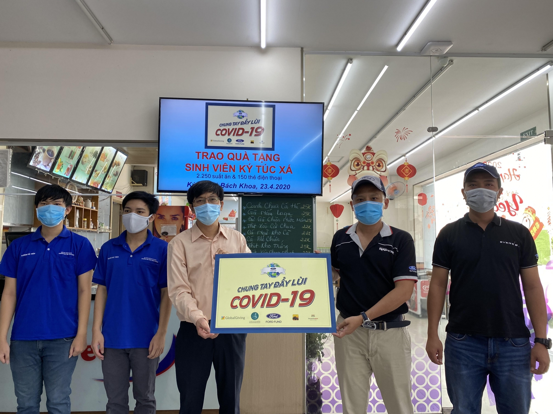Ford tặng xe Transit cứu thương áp lực âm cho Bệnh Viện Nhiệt Đới Trung Ương ford tang xe transit cuu thuong ap luc am cho benh vien nhiet doi trung uong