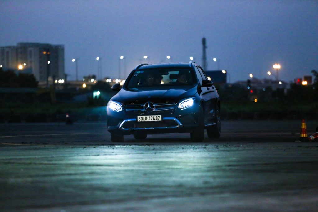 Đến sân bay Gia Lâm, lái ... Mercedes trong đêm phong mercedes trong dem tai san bay co gi khac biet