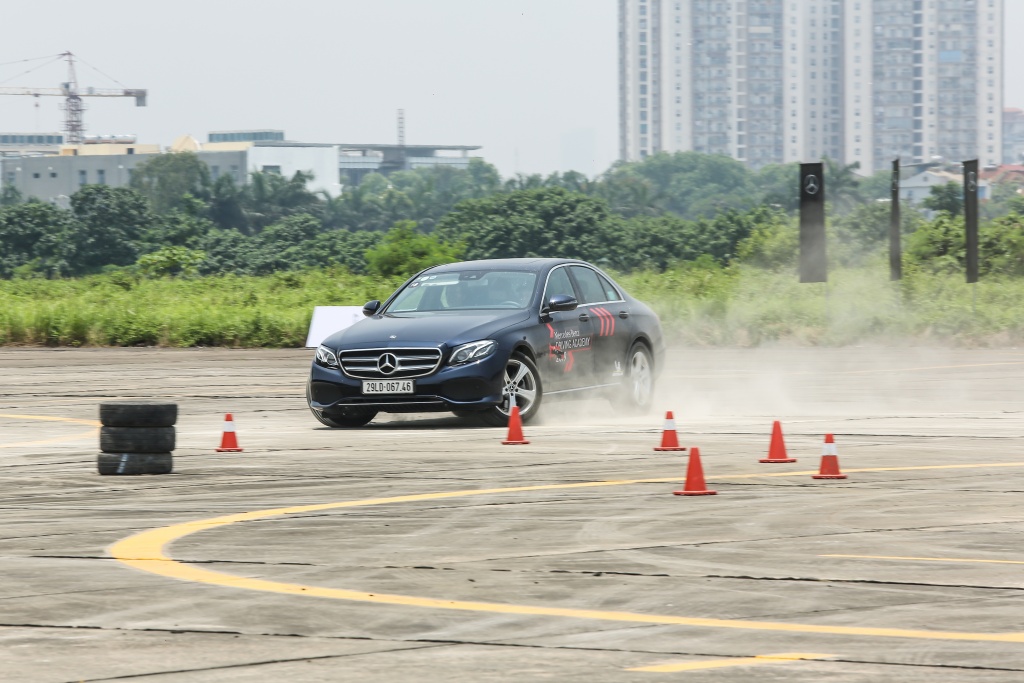 Đến sân bay Gia Lâm, lái ... Mercedes trong đêm phong mercedes trong dem tai san bay co gi khac biet