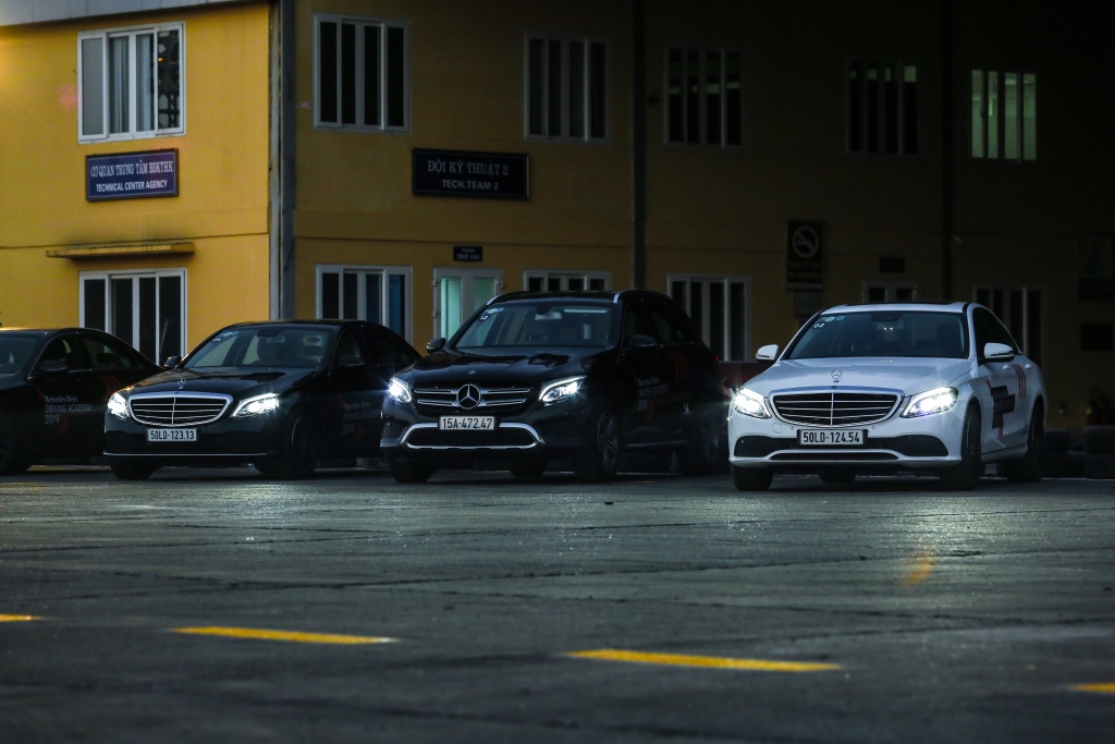 Đến sân bay Gia Lâm, lái ... Mercedes trong đêm phong mercedes trong dem tai san bay co gi khac biet