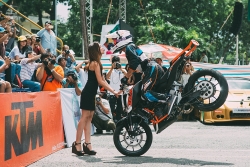 video can canh tong thong putin khoac ao da phong motor phan khoi lon