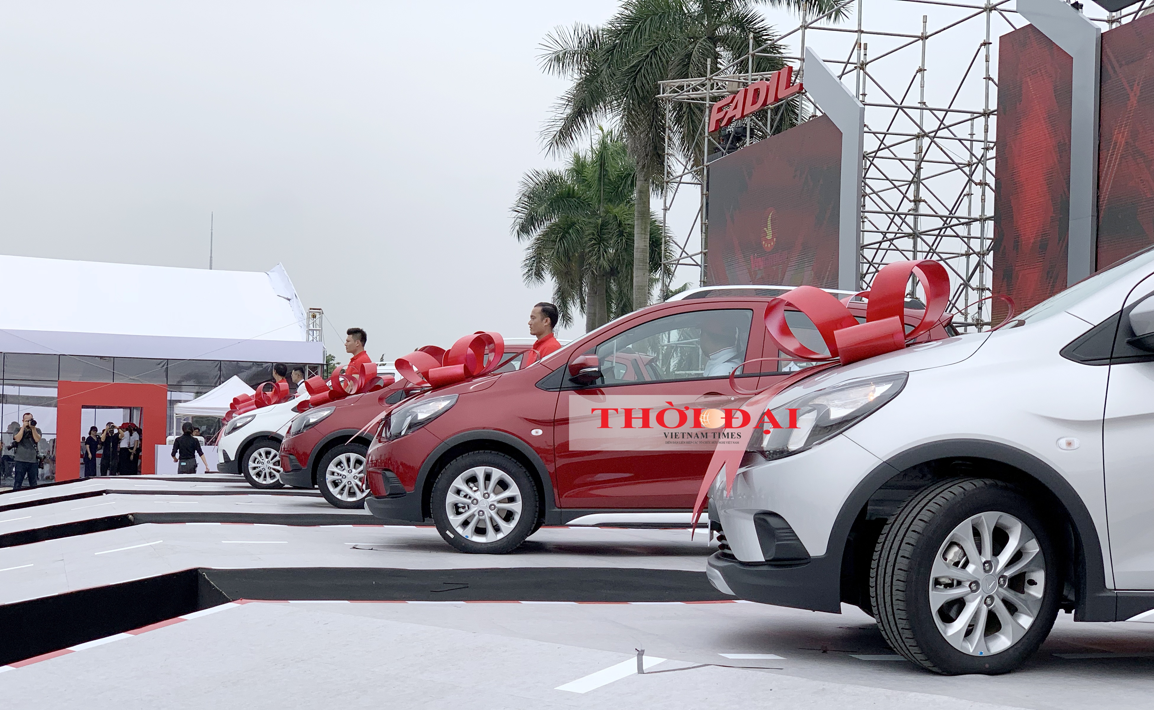 VinFast bàn giao 650 xe Fadil đầu tiên đến tay khách hàng vinfast ban giao 650 xe fadil dau tien den tay khach hang