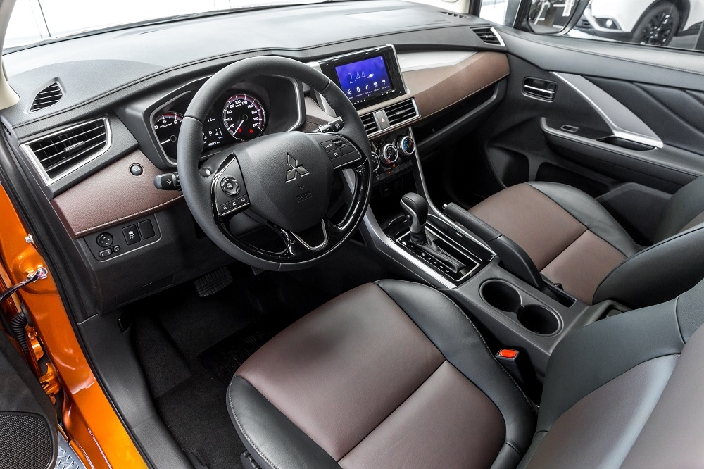 mitsubishi tung xpander cross nhieu tien nghi va gia tang nhe