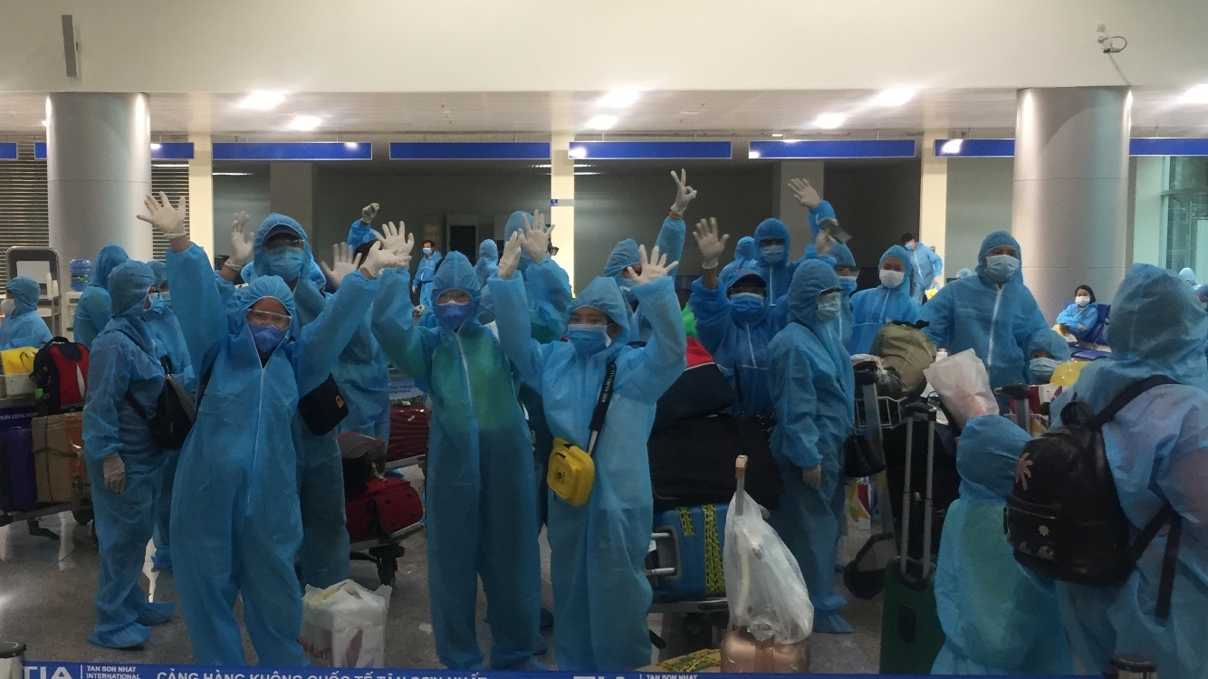 Chùm ảnh chuyến bay giải cứu du khách mắc kẹt ở Đà Nẵng về Tp Hồ Chí Minh Hơn 200 du khách mắc kẹt ở Đà Nẵng đã về TP Hồ Chí Minh