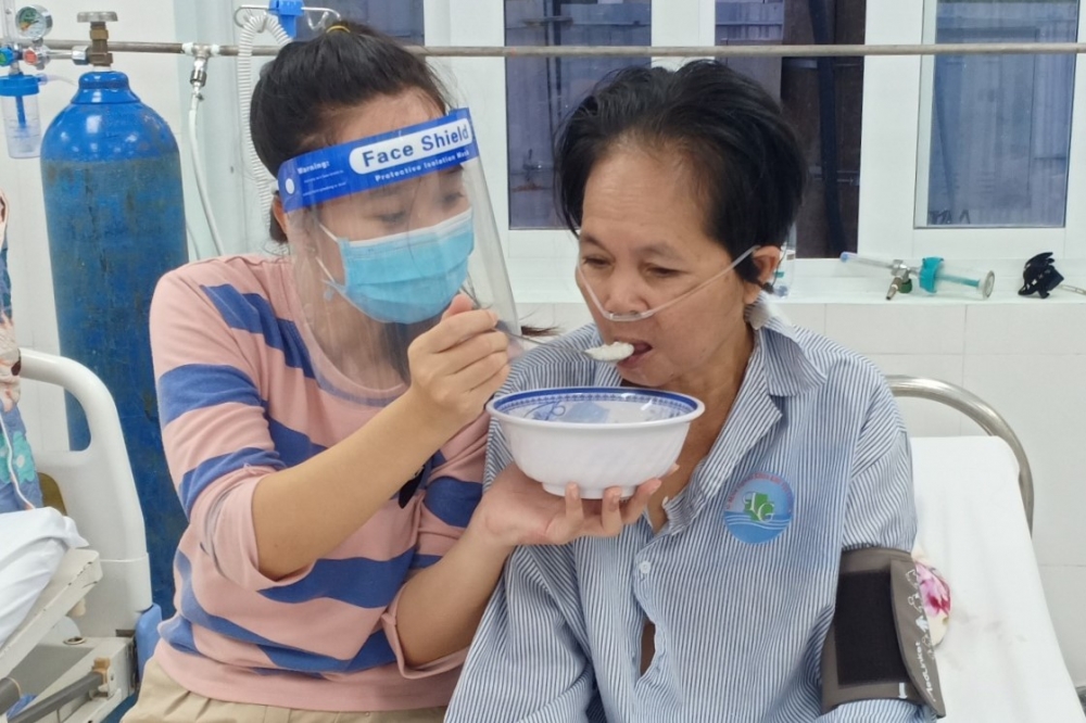 Khỏi bệnh, cô gái F0 xin ở lại chăm sóc bệnh nhân nặng Khỏi bệnh, cô gái F0 xin ở lại chăm sóc bệnh nhân nặng