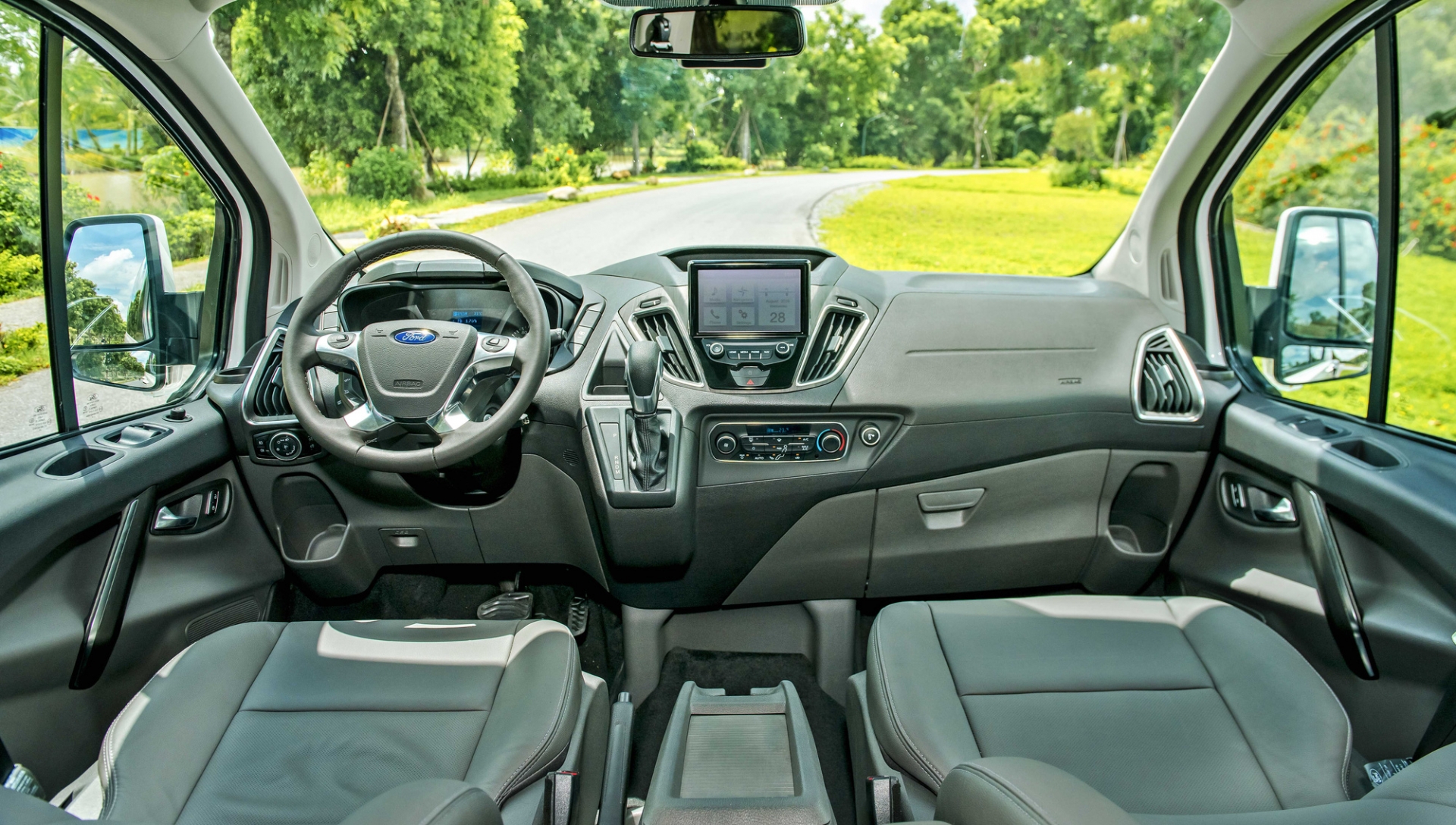 Ford giới thiệu MPV Tourneo hoàn toàn mới, rẻ hơn Sedona cả trăm triệu ford gioi thieu mpv tourneo hoan toan moi re hon sedona ca tram trieu