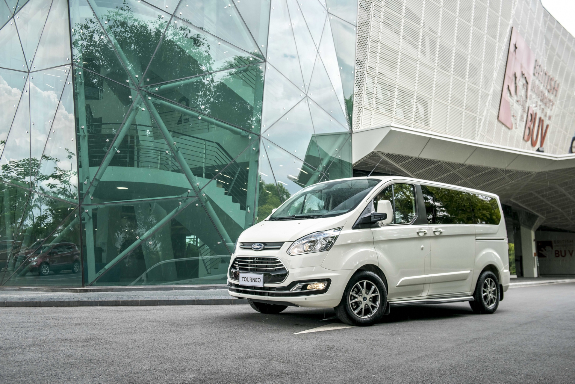 Ford giới thiệu MPV Tourneo hoàn toàn mới, rẻ hơn Sedona cả trăm triệu ford gioi thieu mpv tourneo hoan toan moi re hon sedona ca tram trieu