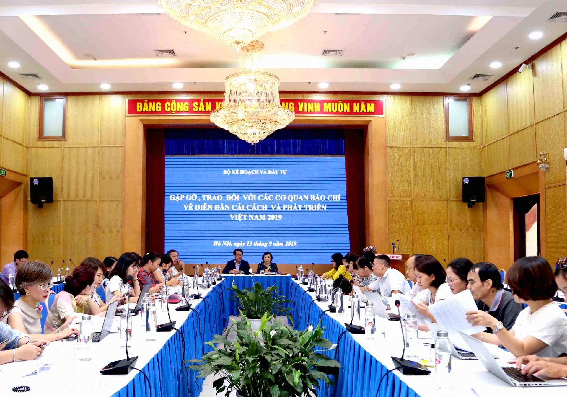 dien dan cai cach phat trien vn cung cap dau vao chien luoc phat trien 10 nam