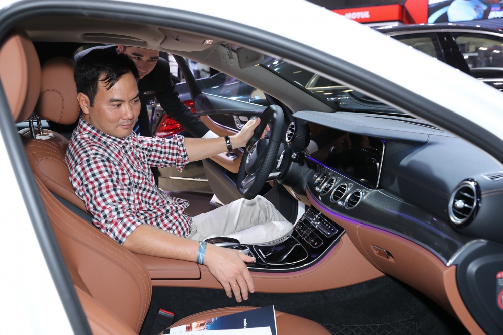 2500 khach hang dang xem xe mercedes benz tai cac su kien cua hang