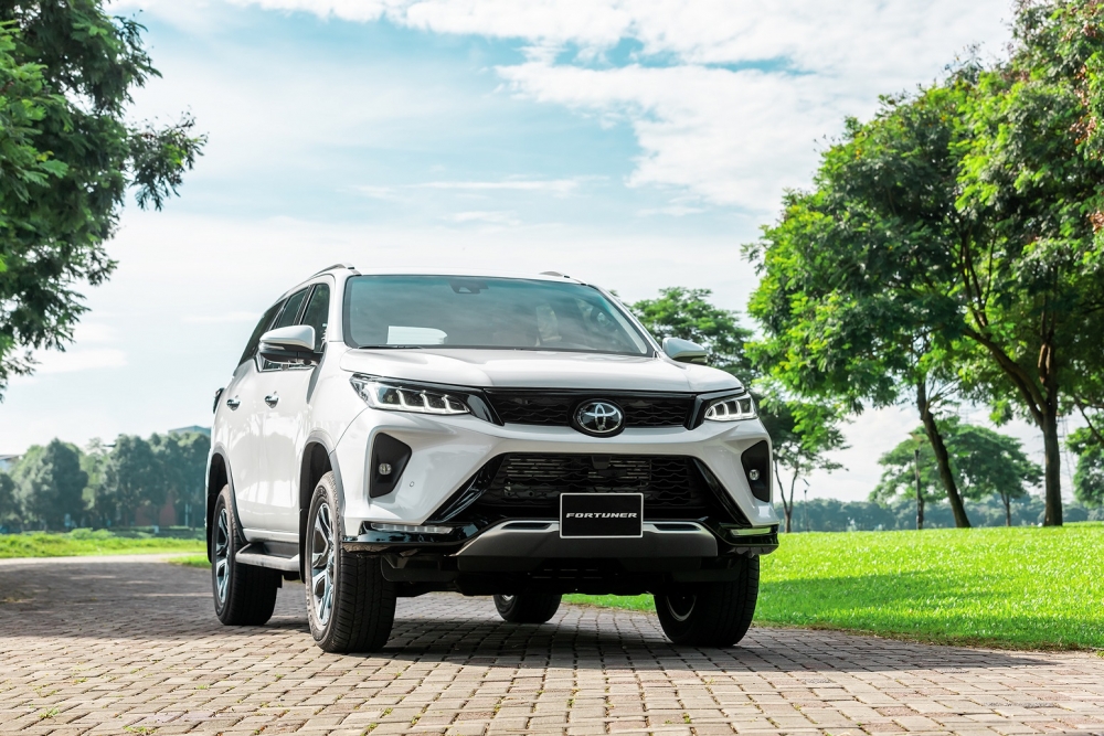 toyota fortuner 2020 khong nhieu thay doi gia ban giam so ke voi hyundai santa fe