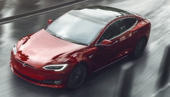 Tesla ra mắt mẫu xe mới, tăng tốc 