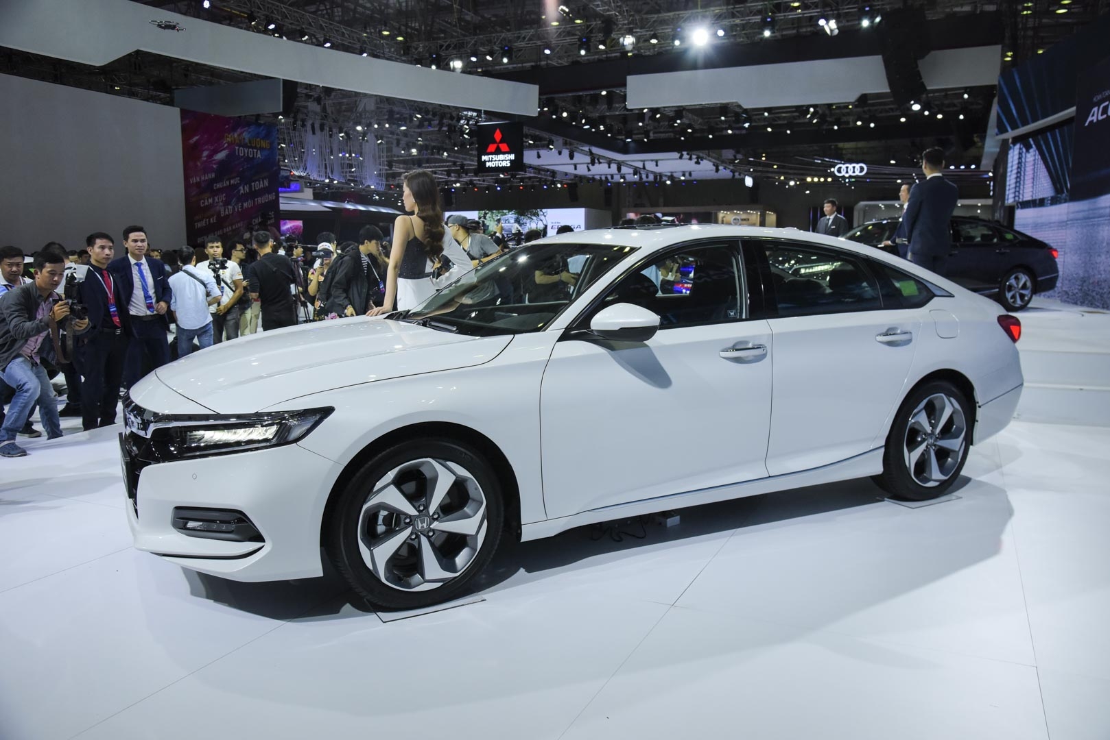 Chi tiết Honda Accord 2019 giá hơn 1,3 tỷ đồng anh chi tiet honda accord 2019 gia hon 13 ty dong