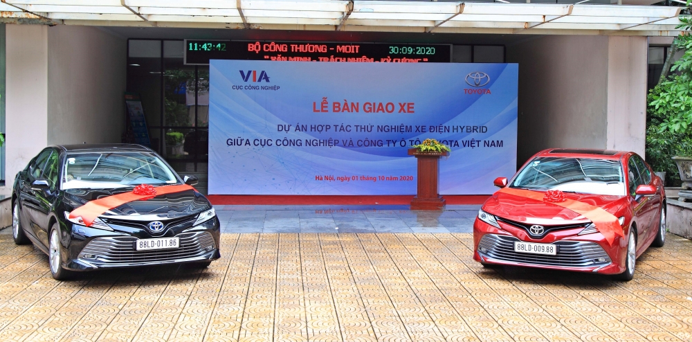 Toyota Camry 2711 chyyng trinh hyp tac giya tmv va moit vy cong nghy hybrid 3