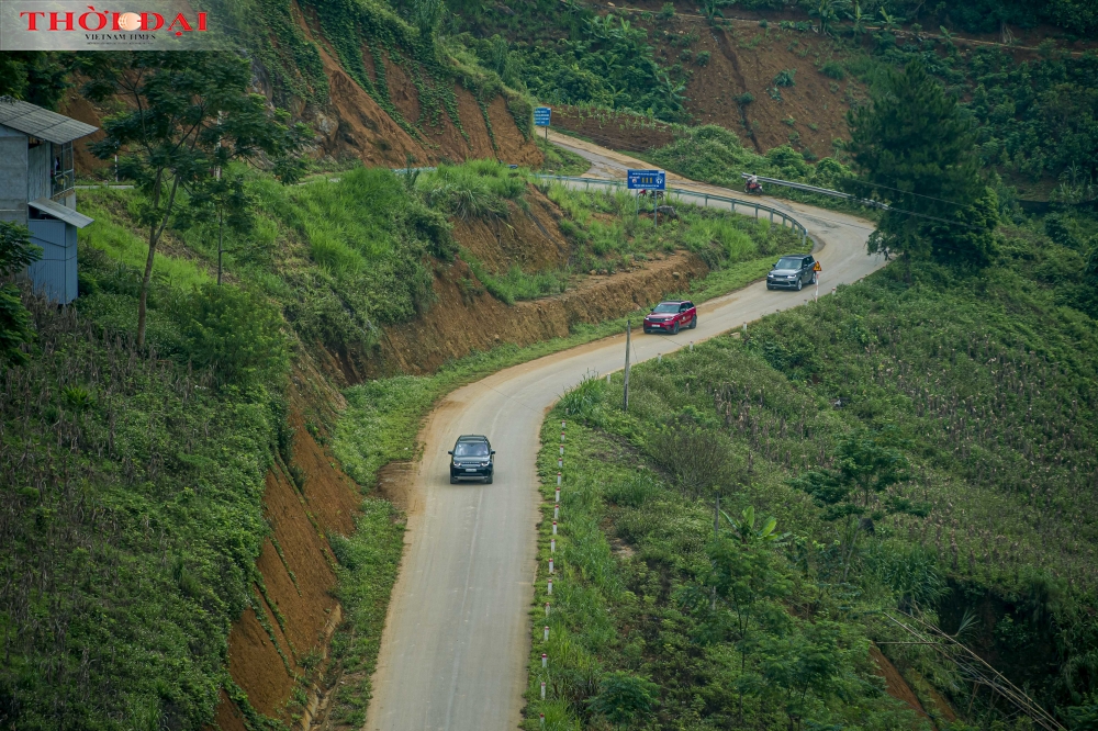 Jaguar Land Rover Cảm xúc lạ lẫm khi mang dàn Land Rover 'Quý tộc' đi săn mây Y Tý