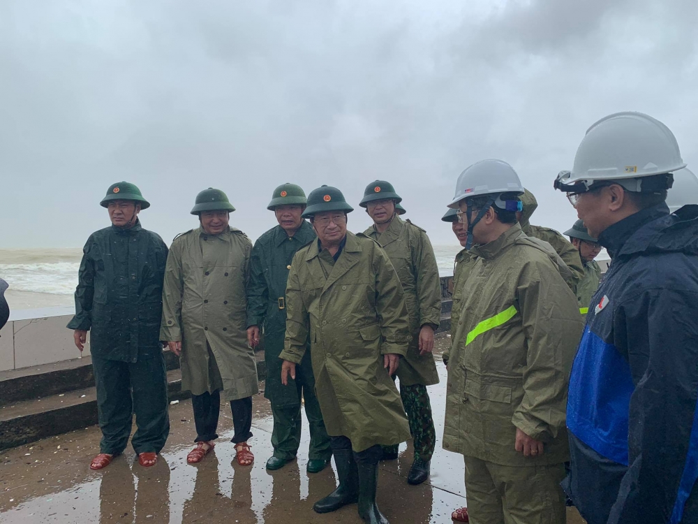 Phó Thủ tướng Trịnh Đình Dũng: Đề nghị Hải quân cử tầu lớn ứng cứu ngư dân gặp nạn do bão số 9 Phó Thủ tướng Trịnh Đình Dũng: Đề nghị Hải quân cử tầu lớn ứng cứu ngư dân gặp nạn do bão số 9