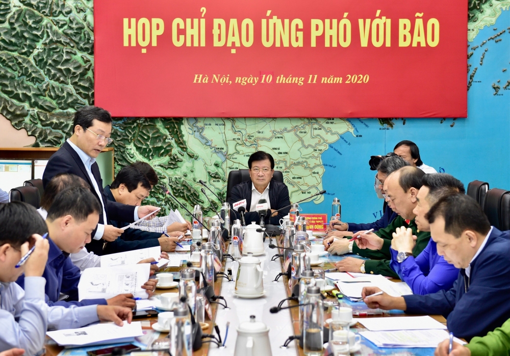 Họp khẩn ứng phó với 2 cơn bão liên tiếp vào Biển Đông Họp khẩn ứng phó với 2 cơn bão liên tiếp vào Biển Đông