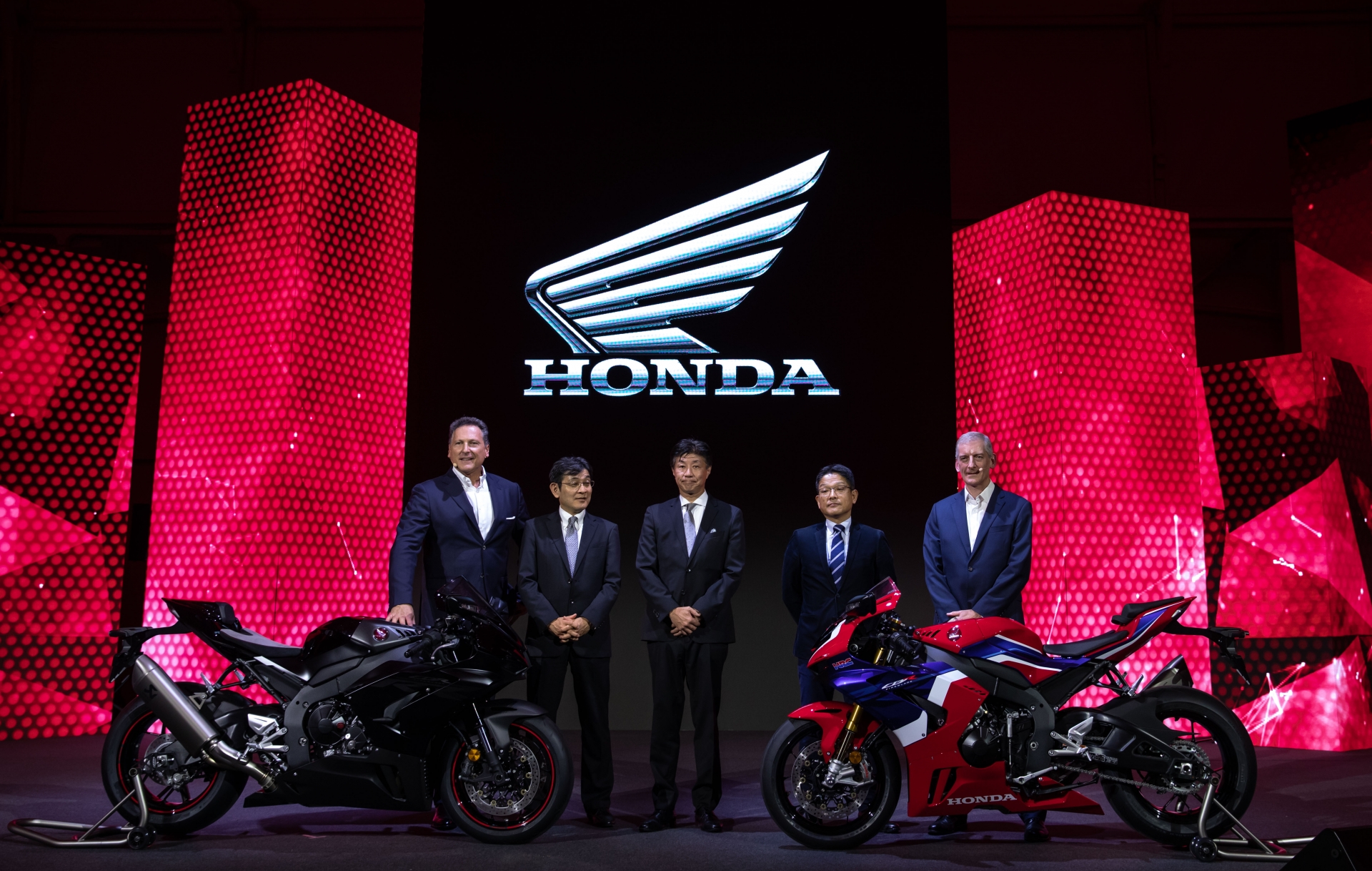 honda gioi thieu bo doi cbr1000rr r fireblade va cbr1000rr r fireblade sp moi tai eicma 2019