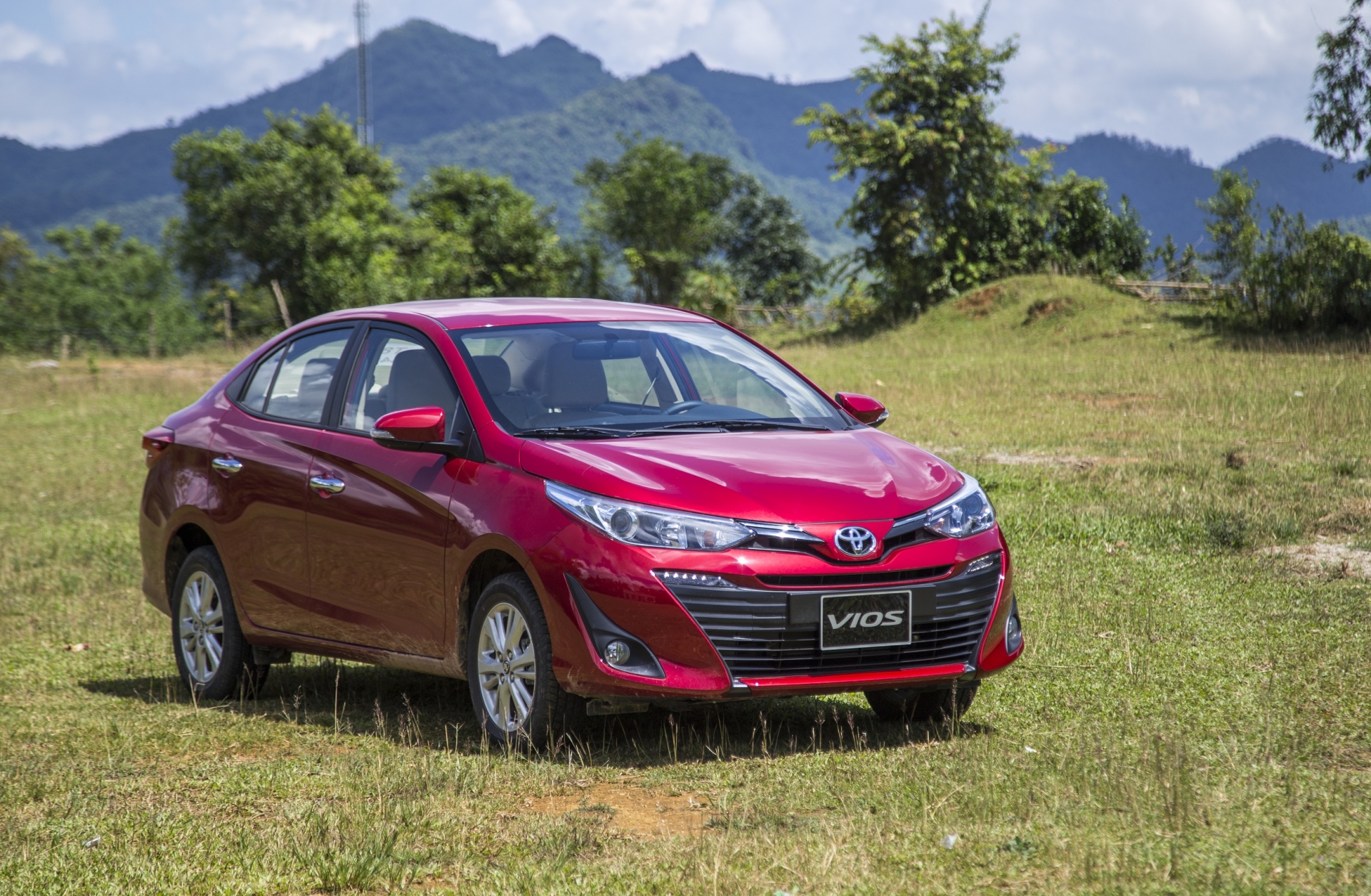 toyota vios dau hyundai accent ke tam lang nguoi nua can