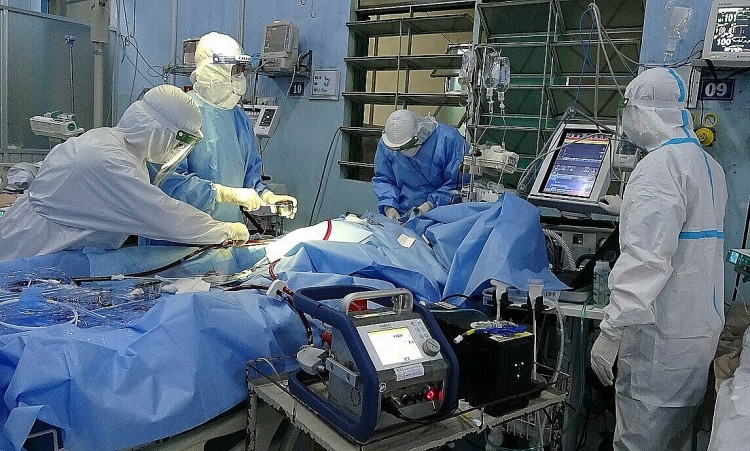 Tin COVID hôm nay sáng 3/1: Gần 1.000 bệnh nhân COVID-19 nặng đang thở máy, ECMO