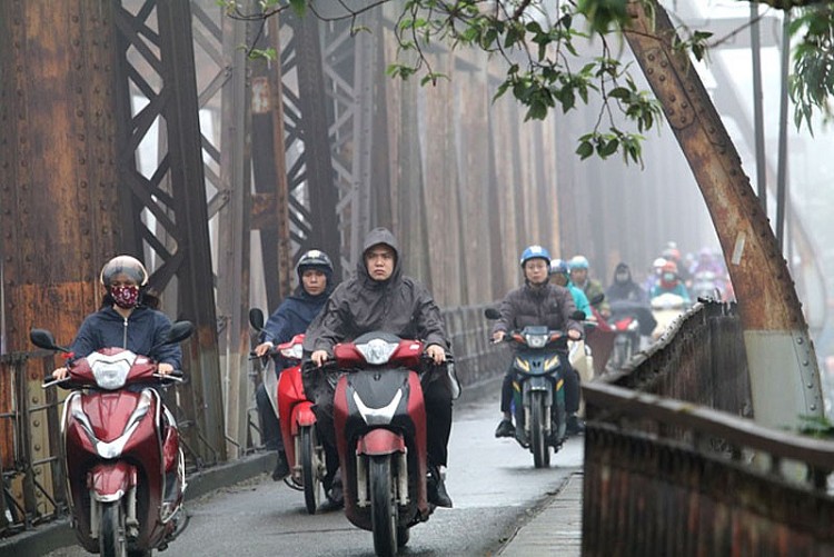 Hà Nội sáng sớm có mua phùn và sương mù, trời rét - Ảnh minh họa. Hà Nội sáng sớm có mua phùn và sương mù, trời rét - Ảnh minh họa.