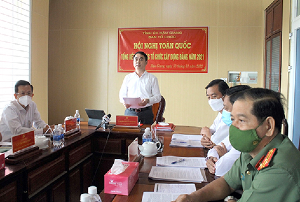 Đảng đã ban hành đồng bộ các quy định liên quan đến công tác cán bộ Ông Nghiêm Xuân Thành - Bí thư Tỉnh ủy Hậu Giang (đứng phát biểu, ảnh: Báo Hậu Giang)